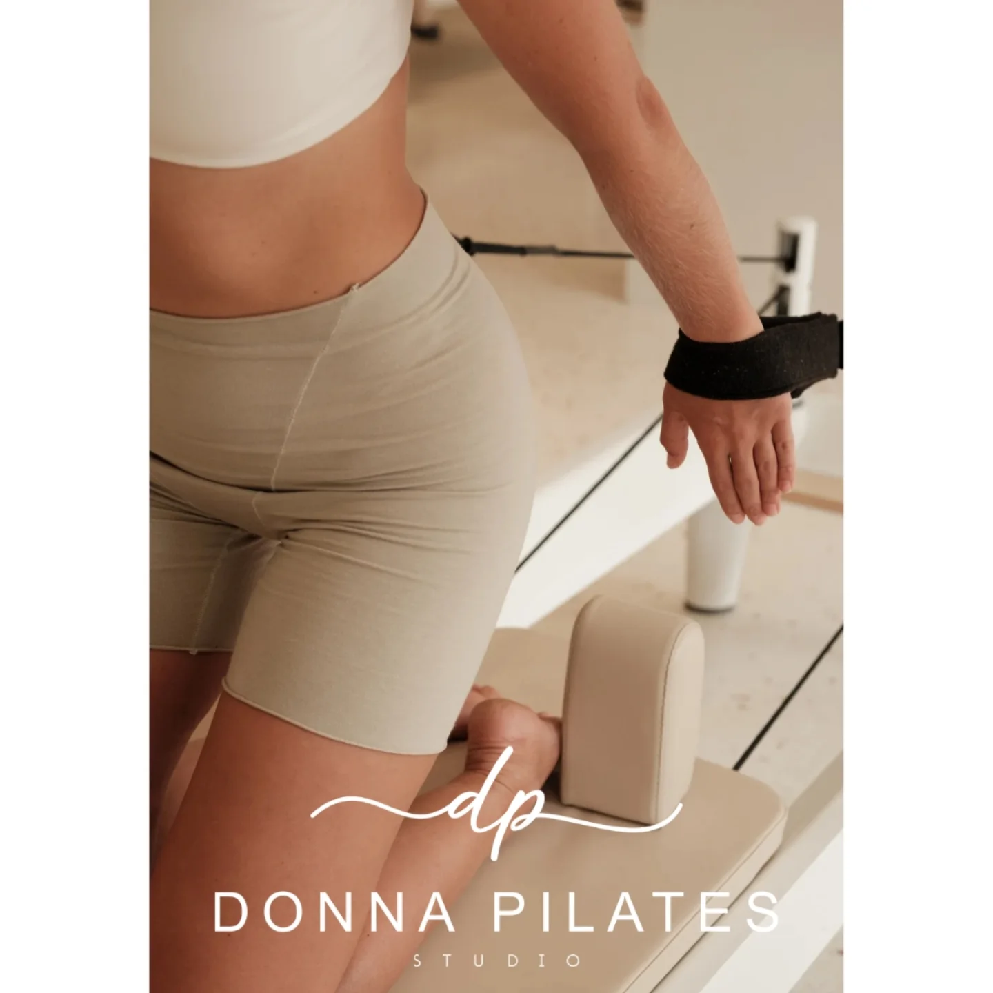 Detalle de práctica en pilates reformer dentro del estudio